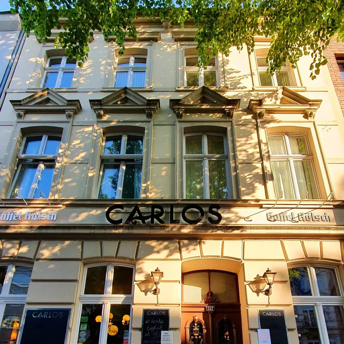 Eingang des Restaurant Carlos in der Dürener Straße