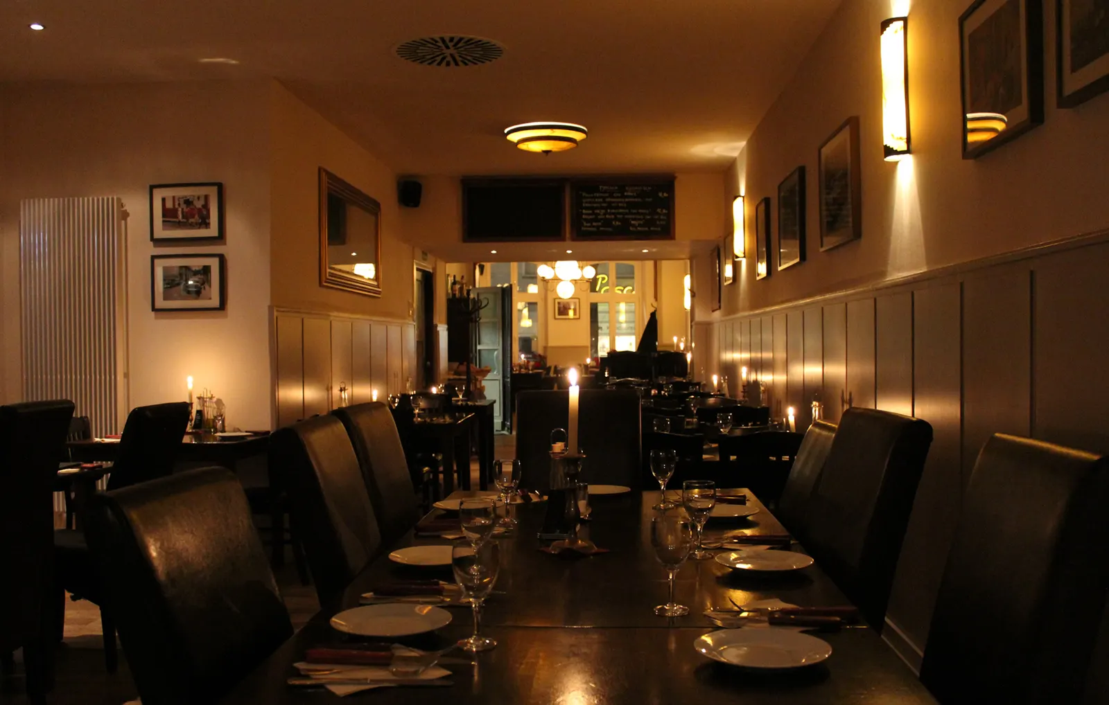 Restaurant Carlos mit gedeckten Tischen und warmer Abendstimmung