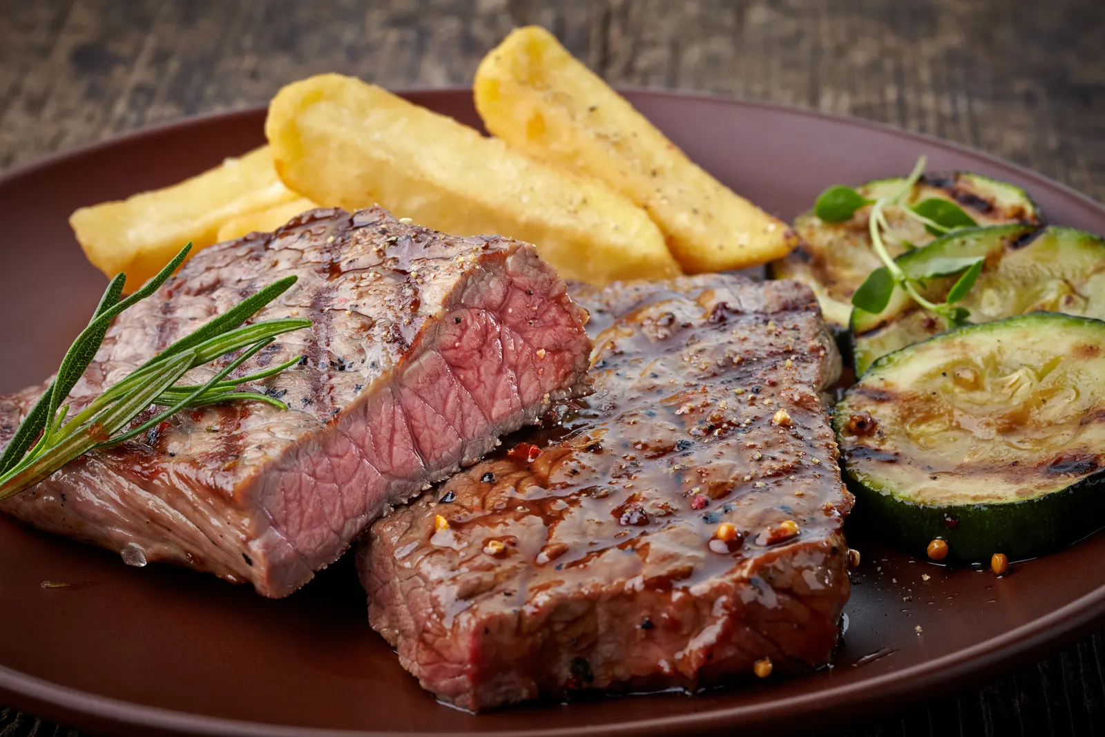 Gedeckter Tisch und Speisen im Restaurant Carlos
