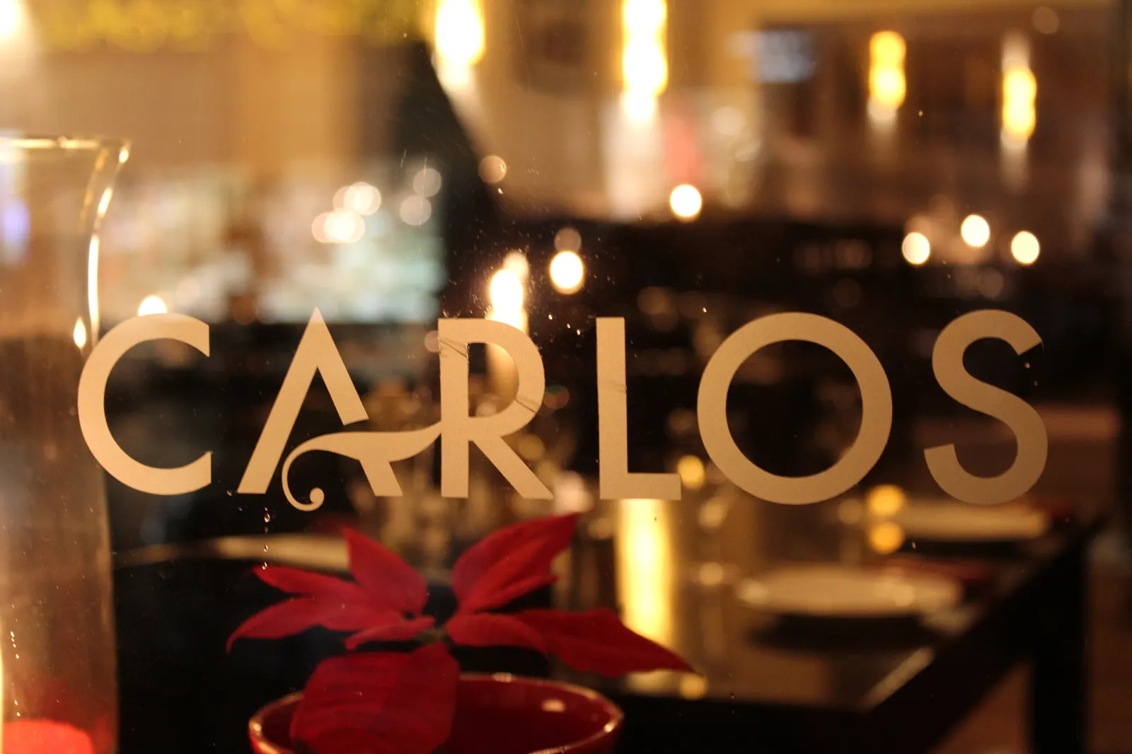Carlos Logo an der Fensterscheibe des Restaurants